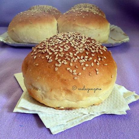I burger buns, panini da hamburger, e la ricetta per un cheese-burger perfetto Burger Buns