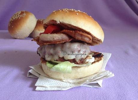 I burger buns, panini da hamburger, e la ricetta per un cheese-burger perfetto Cheeseburger