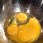 In un recipiente versare un uovo intero piu' 4 tuorli.