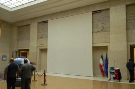 L'opera di Erich Gill coperta da un telo, durante l'arrivo dei rappresentanti del regime iraniano