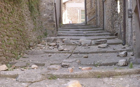 Una scalinata con calcinacci crollati dalle pareti in alcune vie di Casola Valsenio, in Lunigiana (tg24.sky.it/)