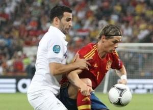 Adil Rami in azione contro Fernando Torres