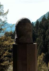 LA RI (TRENTO): MARCELLO TEDESCO – “COLONNA OTTAGONALE” Marcello Tedesco- Colonna Ottagonale, 2013, cemento armato, h 400 cm (part2)