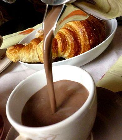 cioccolato caldo e croissant