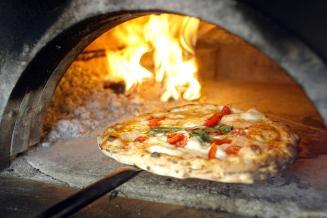 Pizza nel forno a legna