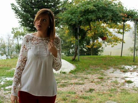 Outfit: Camicia con spalle in pizzo
