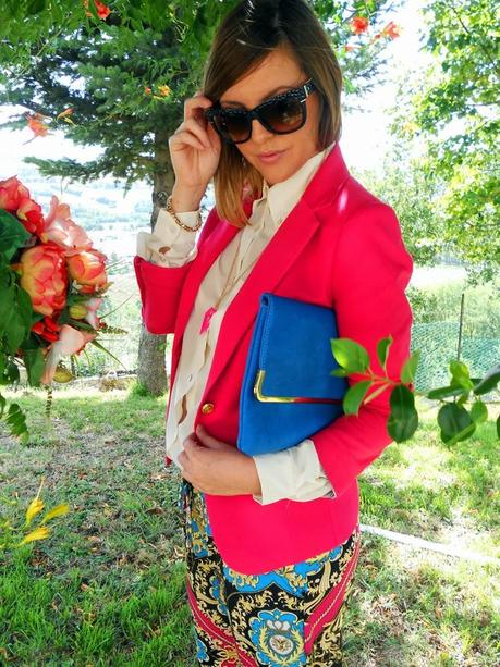 Outfit: Fucsia, Blu elettrico e una stampa foulard