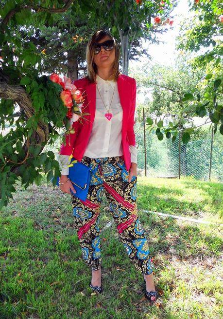 Outfit: Fucsia, Blu elettrico e una stampa foulard