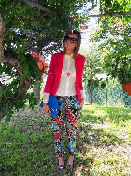 Outfit: Fucsia, Blu elettrico e una stampa foulard