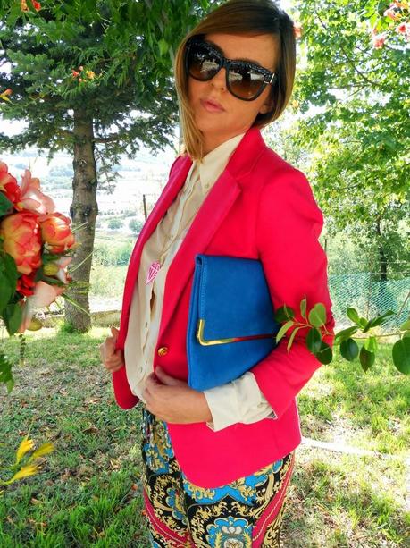 Outfit: Fucsia, Blu elettrico e una stampa foulard