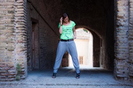 Outfit: Maglia verde e pantaloni grigi