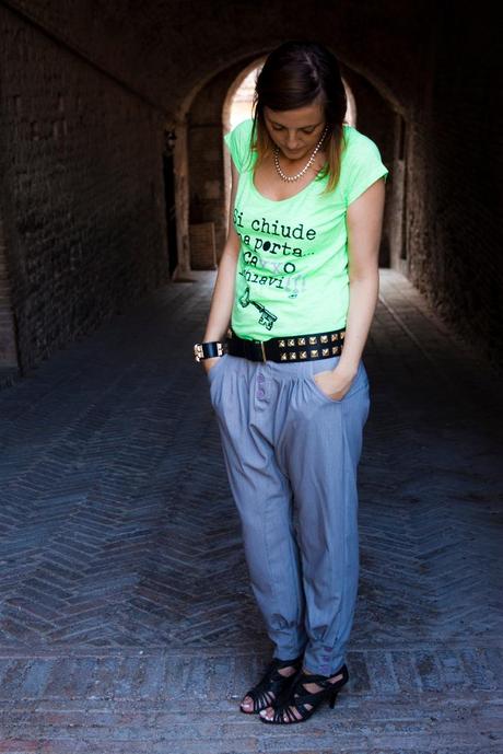 Outfit: Maglia verde e pantaloni grigi