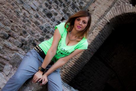 Outfit: Maglia verde e pantaloni grigi