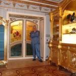 Russia, scapolo cerca moglie per condividere la sua casa d’oro (Foto)