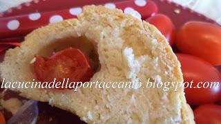 Fagottini di pasta di pane in crosta di sesamo con pomodorini e mozzarella di bufala