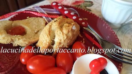 Fagottini di pasta di pane in crosta di sesamo con pomodorini e mozzarella di bufala