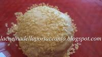 Fagottini di pasta di pane in crosta di sesamo con pomodorini e mozzarella di bufala