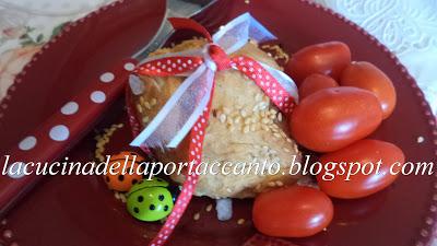 Fagottini di pasta di pane in crosta di sesamo con pomodorini e mozzarella di bufala