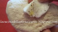 Fagottini di pasta di pane in crosta di sesamo con pomodorini e mozzarella di bufala