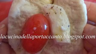 Fagottini di pasta di pane in crosta di sesamo con pomodorini e mozzarella di bufala