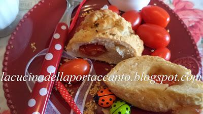 Fagottini di pasta di pane in crosta di sesamo con pomodorini e mozzarella di bufala