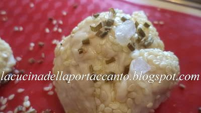 Fagottini di pasta di pane in crosta di sesamo con pomodorini e mozzarella di bufala