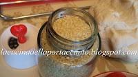 Fagottini di pasta di pane in crosta di sesamo con pomodorini e mozzarella di bufala