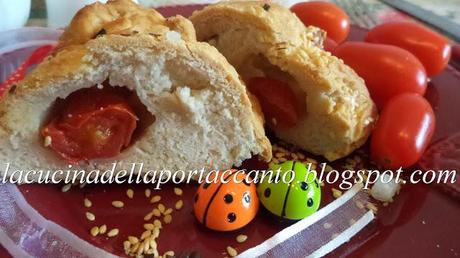 Fagottini di pasta di pane in crosta di sesamo con pomodorini e mozzarella di bufala