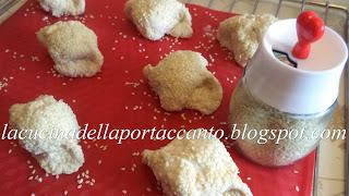 Fagottini di pasta di pane in crosta di sesamo con pomodorini e mozzarella di bufala