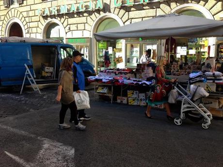 Piazza Cola di Rienzo. Furgoni che fanno da magazzino per le bancarelle (sulle strisce pedonali) e altre storie