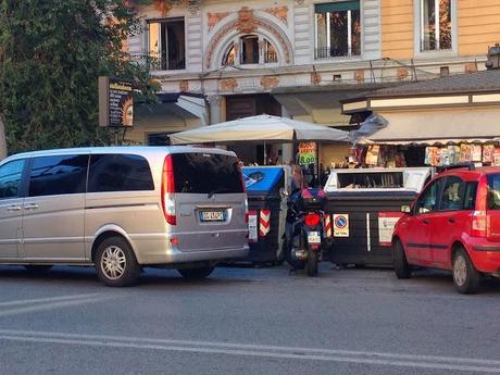 Piazza Cola di Rienzo. Furgoni che fanno da magazzino per le bancarelle (sulle strisce pedonali) e altre storie