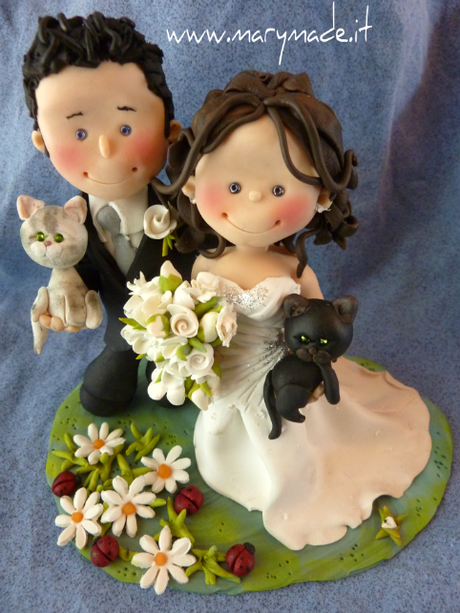 cake topper di Serena con i suoi gatti per la torta nuziale