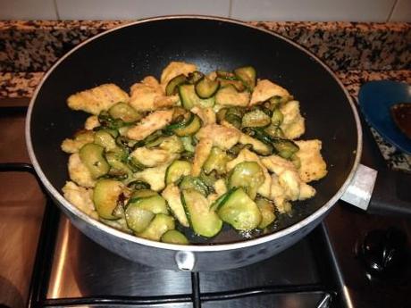 Bocconcini di pollo impanati e zucchine 