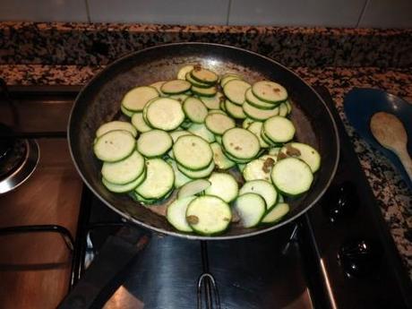 Tagliate le zucchine a rondelle e mettetele a cuocere con olio e dado classico