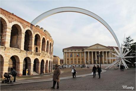 «Il nobile, distinto, memorabile, grande teatro, costruito a tuo decoro, sacra Verona».