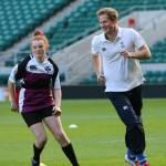 Londra, il Principe Harry gioca a rugby con..delle ragazze07