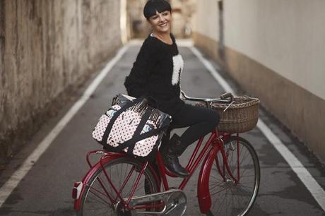 smilingischic, fashion blog, fun is not expensive, question time, bicicletta rossa vintage, dressing for work, come vestirsi per andare al lavoro,   maglia con punto interrogativo, 