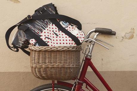 smilingischic, fashion blog, fun is not expensive, question time, bicicletta rossa vintage, dressing for work, come vestirsi per andare al lavoro,   maglia con punto interrogativo, 