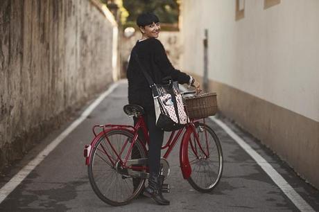 smilingischic, fashion blog, fun is not expensive, question time, bicicletta rossa vintage, dressing for work, come vestirsi per andare al lavoro,   maglia con punto interrogativo, 