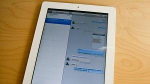 Apple è stata accusata di potere potenzialmente spiare le conversazioni degli utenti su iMessage, anche se l'azienda ha smentito l'intenzione di farlo.