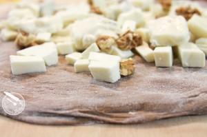 PIZZA AL CACAO CON GORGONZOLA, NOCI E FUNGHI PORCINI 3