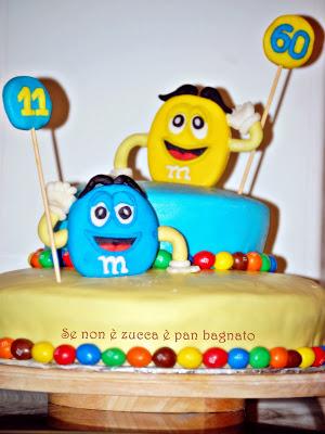 Torta m&m;'s a due piani decorata con mmf