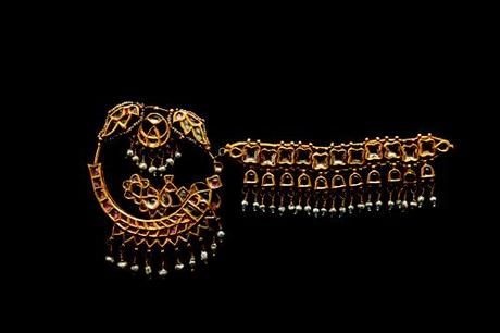 Gioiello da naso in oro, rubini, zaffiri e perle naturali. Rajasthan, inizi XX sec