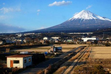 Il monte Fuji visto dal treno