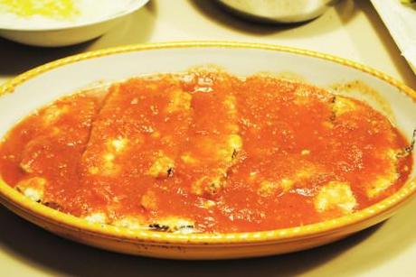 Con la salsa rimanente coprite la parmigiana evitando di abbondare con la salsa ed infornate per circa 30 minuti a 200°