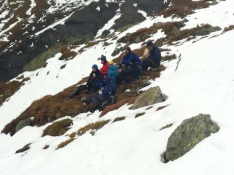 E qui c'è un allegro gruppetto che fa un picnic nella neve