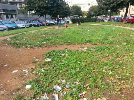 Via Guglielmo degli Umbertini. Uno dei cento giardini di Roma in mano a sbandati e ubriaconi così come niente fosse