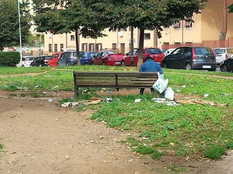 Via Guglielmo degli Umbertini. Uno dei cento giardini di Roma in mano a sbandati e ubriaconi così come niente fosse