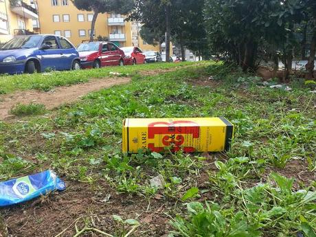 Via Guglielmo degli Umbertini. Uno dei cento giardini di Roma in mano a sbandati e ubriaconi così come niente fosse