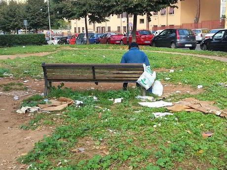 Via Guglielmo degli Umbertini. Uno dei cento giardini di Roma in mano a sbandati e ubriaconi così come niente fosse